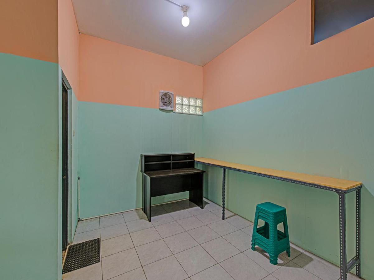 Oyo 3841 Wisma 25 Cilacap Extérieur photo